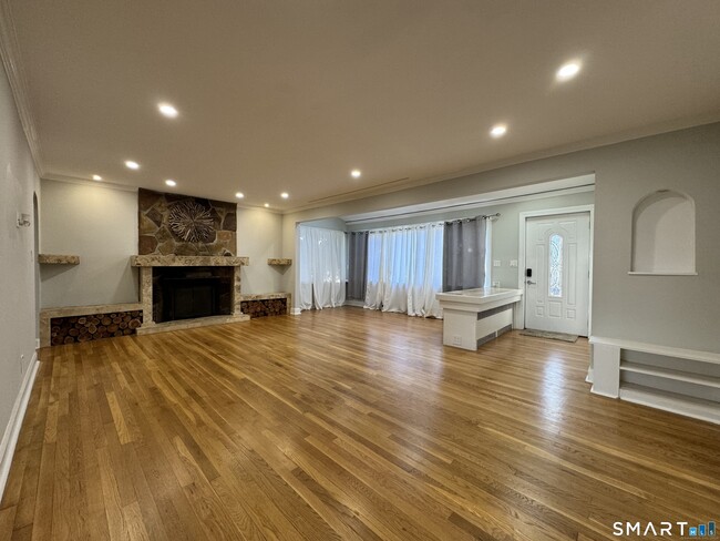 Photo - 415 Savoy St