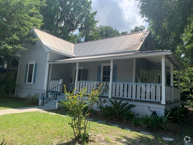 Building Photo - Two bedroom One and 1/2 bath Home in Histo...