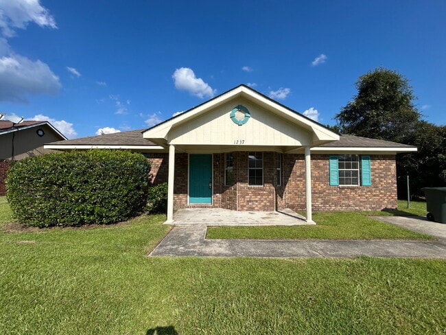 Building Photo - House for Rent