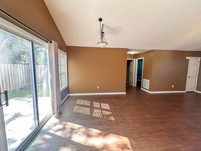 Photo - Stunning, pet friendly townhouse located i...