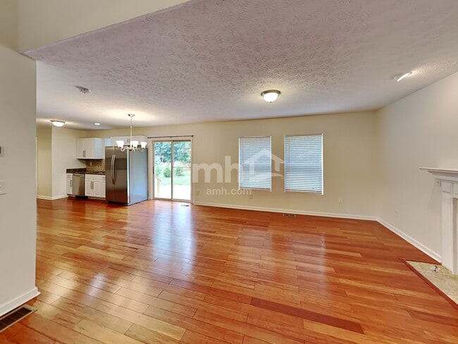 Photo - 640 Norfolk Square S