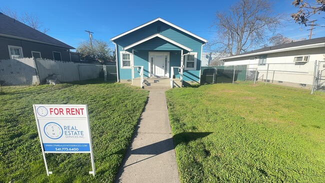 Building Photo - Single Family 2 Bedroom 1 Bath Home on Large Fenced Lot