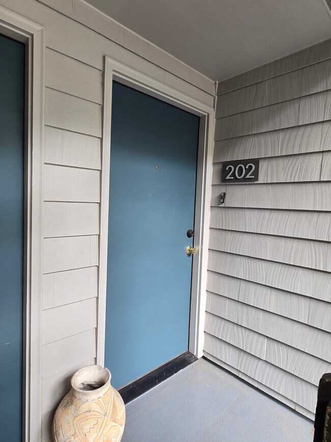 Entrance - 12717 NE 116th St Unit D202