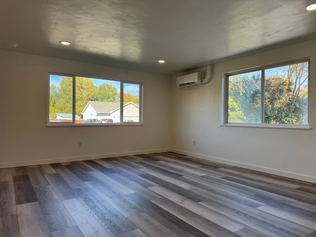 Photo - 903 Sunny Ln