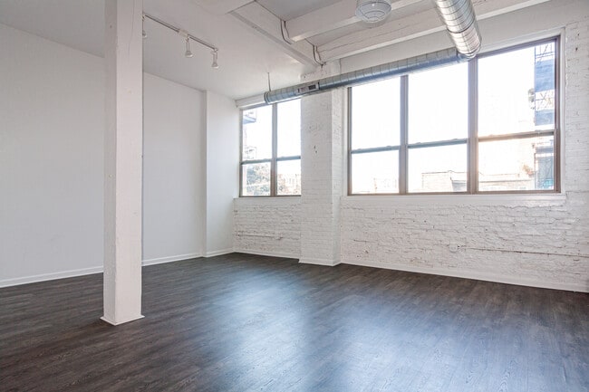 Photo - 932 W Dakin St