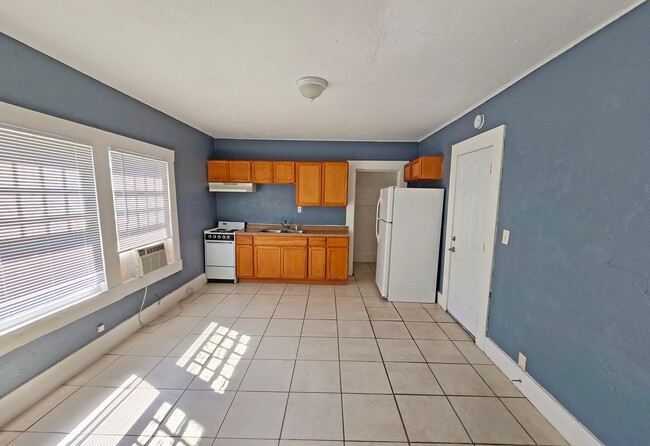 Building Photo - 612 26th St W Unit Apt. 4