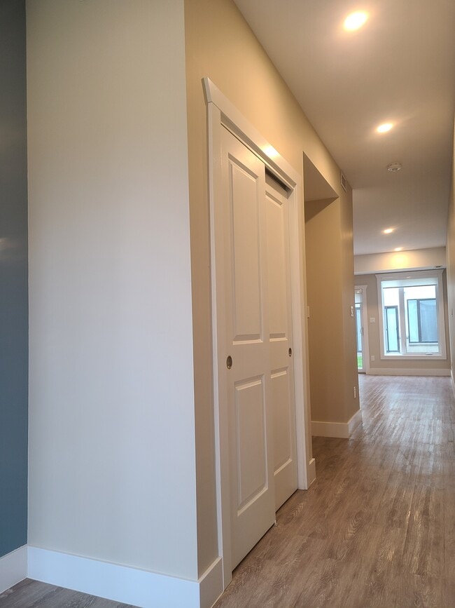 Photo - 550 Sandison St