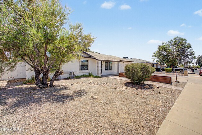Photo - 855 W Lindner Ave