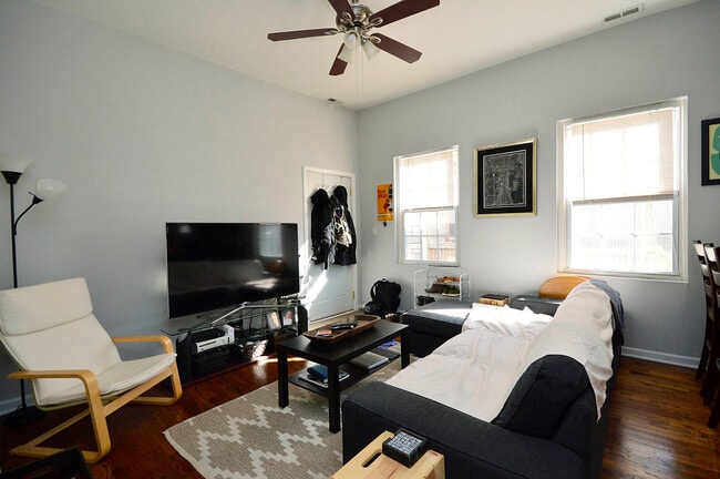 Photo - 1644 N Artesian Ave Unidad 2R