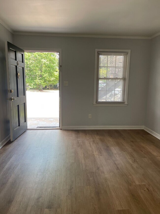 Photo - 2 bedroom, 1 bath apartment in small complex on Hill Street! Walking distance to Normal Town, Dow... Unidad 6