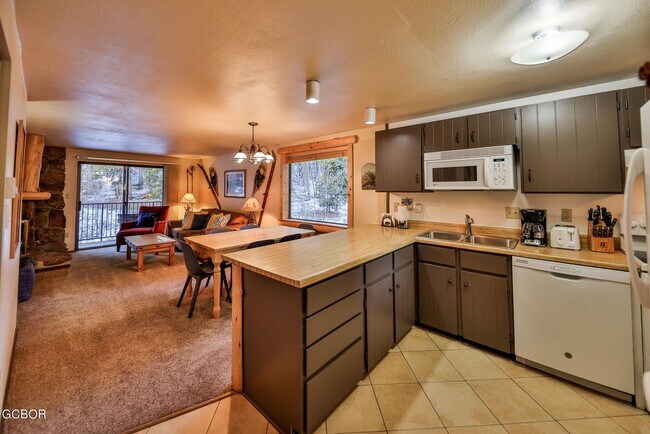 Kitchen/Dining - 44 Village Dr Unit 2-204