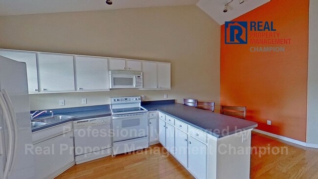 Building Photo - Charming Townhome with Split Floorplan