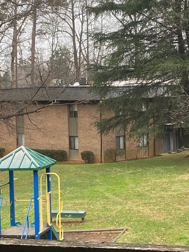 Photo - Spacious One Bedroom Available.  Close to University and Downtown Area. Unidad #2