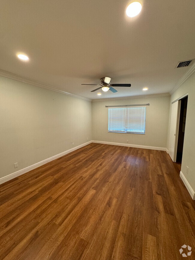 Building Photo - 227 SE 1st Cir Rental