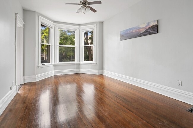 Building Photo - 1529 W Nelson St Unit 1f