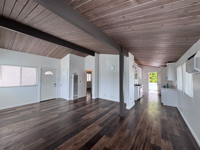 Building Photo - 4419 W Rosecrans Ave