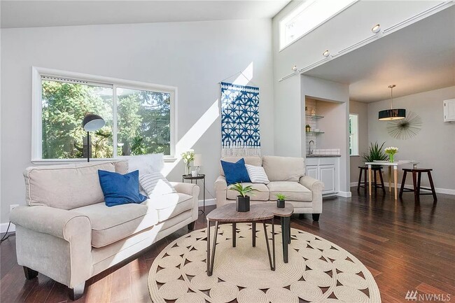 Plenty of natural sun light! - 9800 Roosevelt Way NE Unit #31