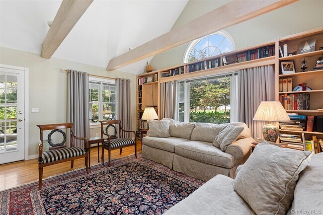 425 Briarwood Ln