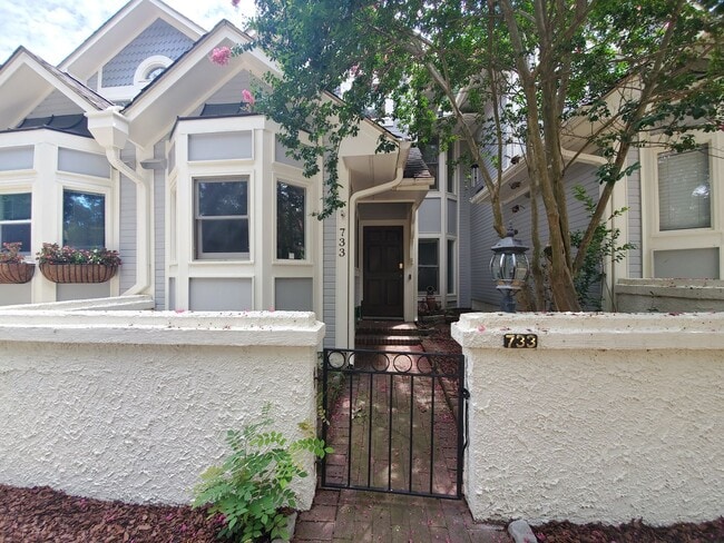 Building Photo - 733 Victorian Pl