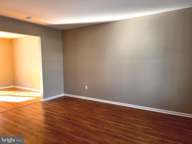 Photo - 242 Bainbridge Cir