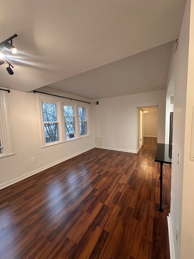 Sala de estar y comedor conjuntos (Vista 1) - 1615 Kenyon St NW Unidad 32