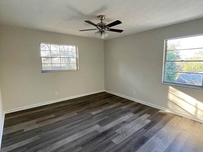 Photo - 201 Saturn Ln N