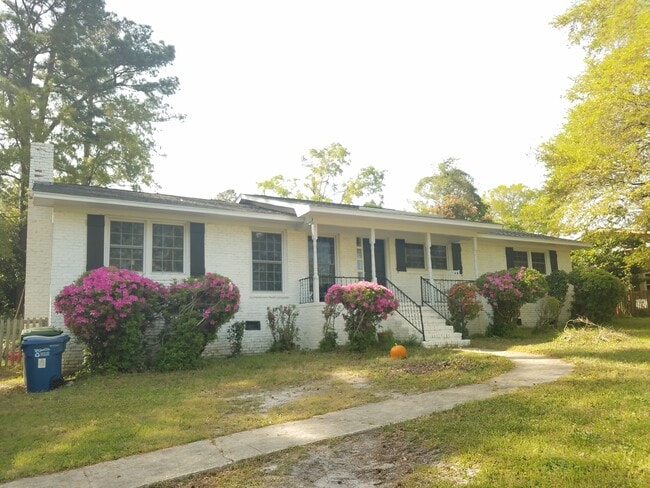 Building Photo - 414 Sharon Dr