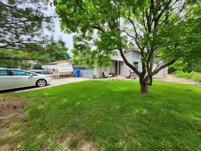 Building Photo - 530 N Orchard Ave