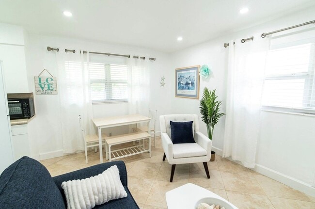 Photo - 3230 NE 13th St