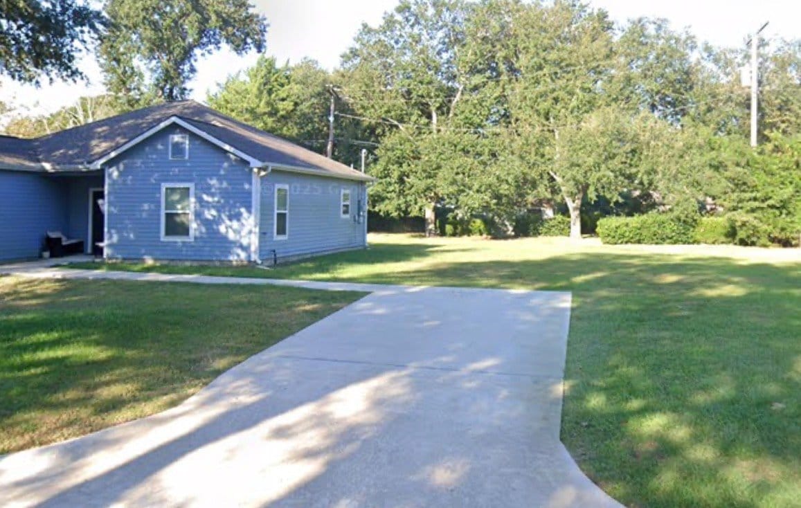 Photo - 490 Enfield Ln