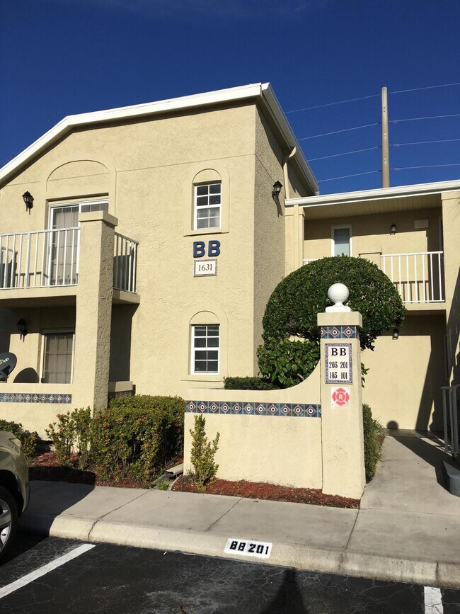 1631 SE Green Acres Cir  