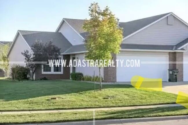 Building Photo - Spacious Maintenance Free Townhome in Gard...