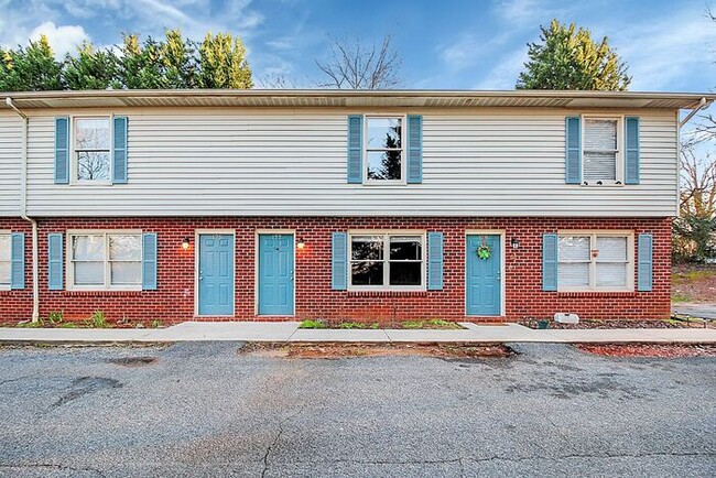 Building Photo - Updated 2BD/1.5BA Hickory Townhome
