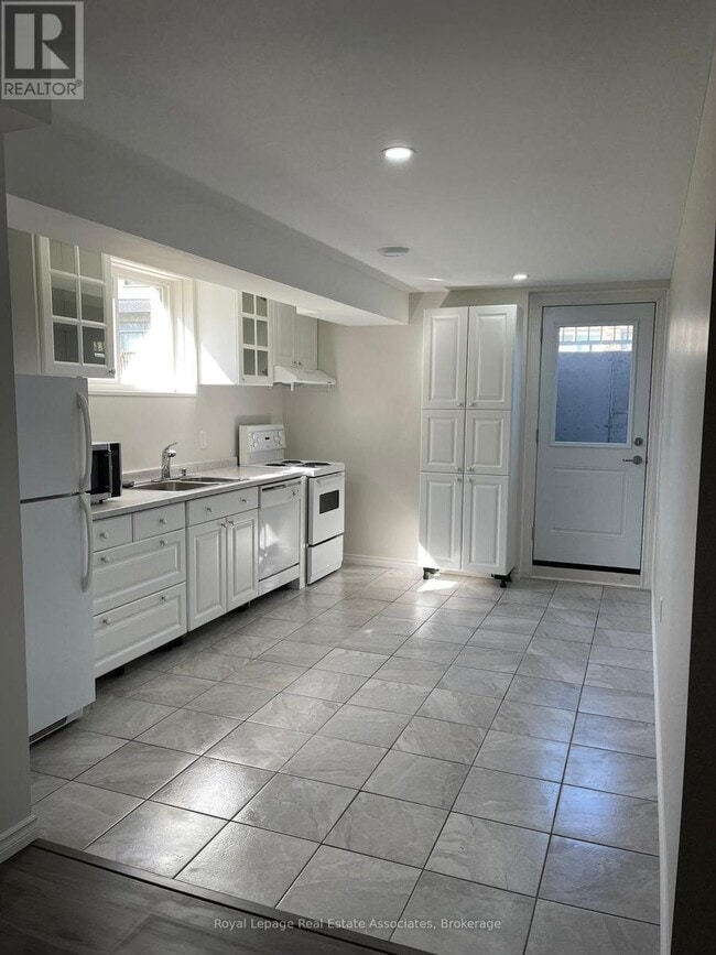 Photo - 135 Monarch St