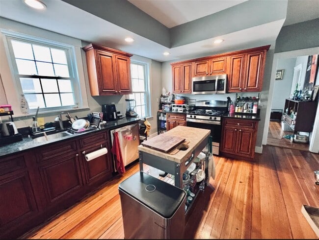 Building Photo - 835 Fellsway Unit 1