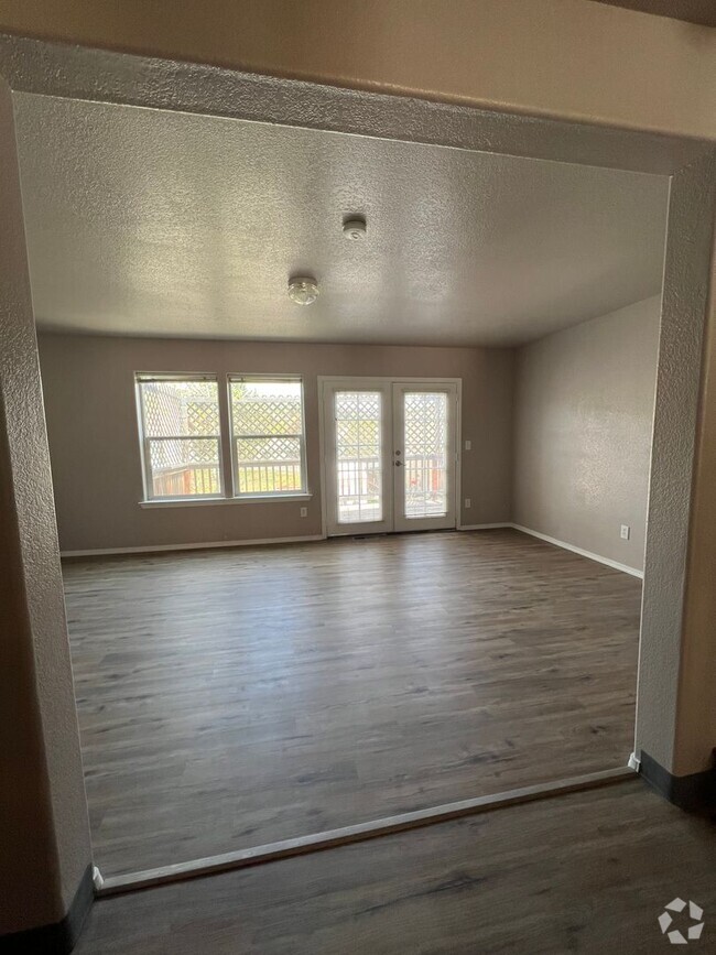 Building Photo - 3 Bedroom, 2.5 Bathroom Townhome - Close t...