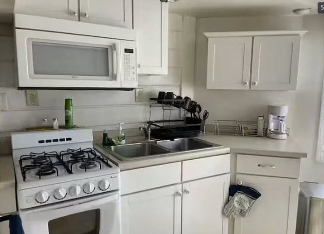 Kitchen - 701 W Poplar St Unit #3