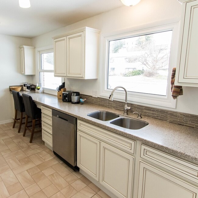 Photo - 613 Killarney Dr