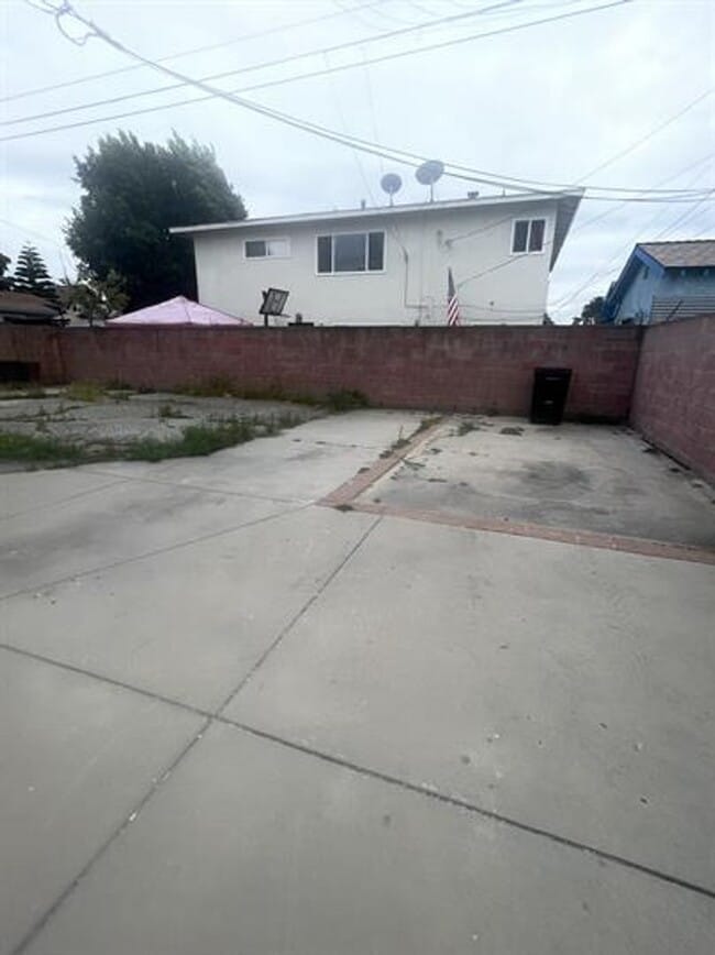 Photo - 1100 W 39th Pl Unit 1