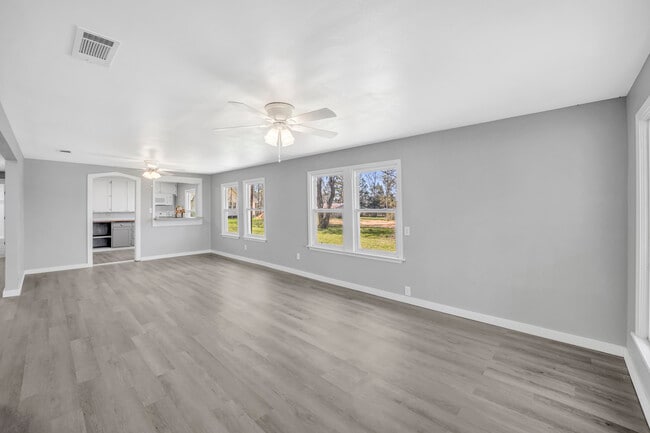 Photo - 4255 State Highway 323 W