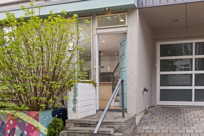 Photo - Stunning West Queen Anne Retreat with Iconic Puget Sound Views