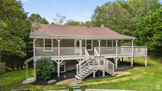 Building Photo - Desirable South Asheville Home