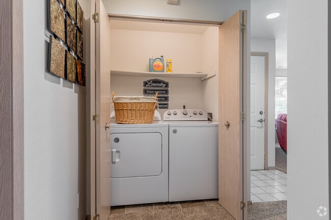 2BR, 1BA - 1020SF - In-Unit Laindry