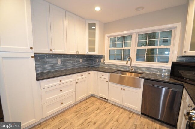 Photo - 5200 Kings Park Dr