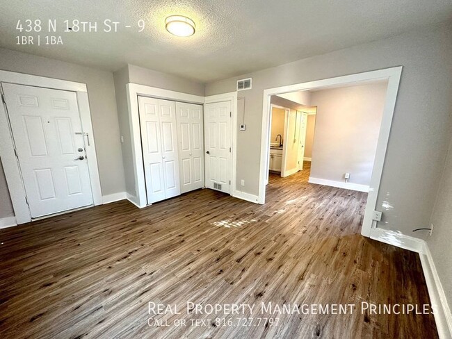 Pet Friendly - Completely Renovated 3rd Fl... - Pet Friendly - Completely Renovated 3rd Fl... Apartment Unit 9