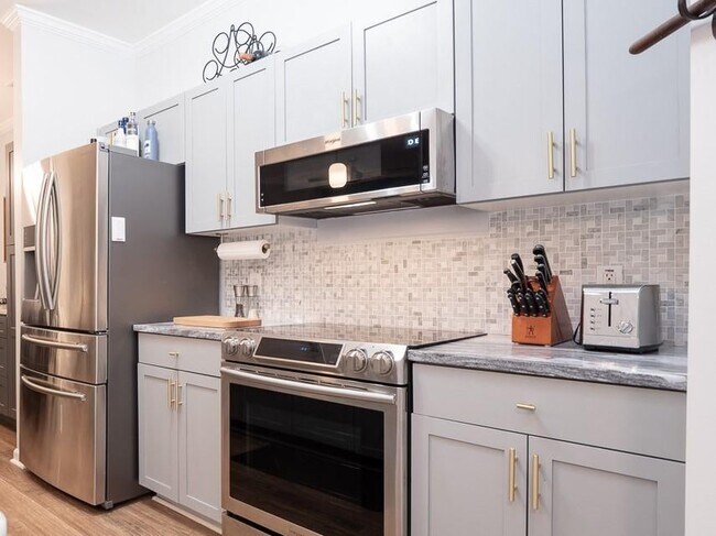 kitchen angled - 500 Bucksley Ln Unit 107