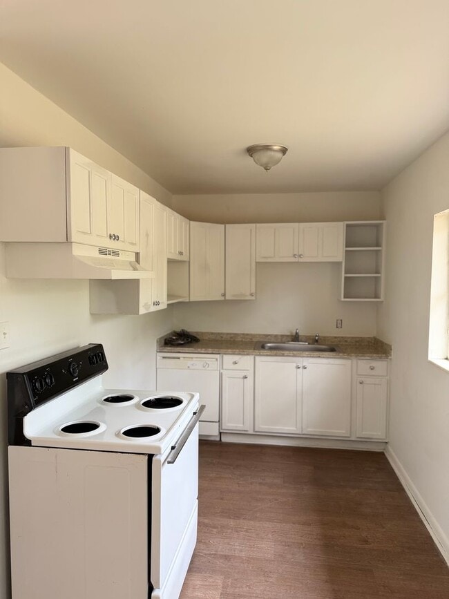 Photo - 3/1 off Orange Ave available now