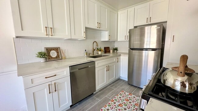 Building Photo - Spacious 1 & 2 Bedroom Apartments