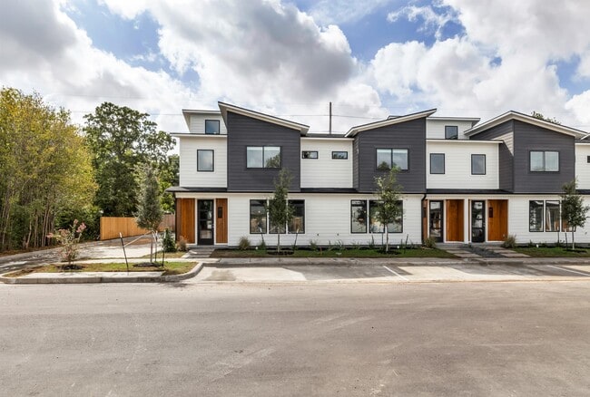 Building Photo - 213 Lynn Dr