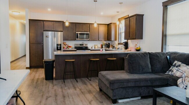 5 Bed 3 Bath close to UWEC, bike trails, Carson Park, and The Sonnentag!
